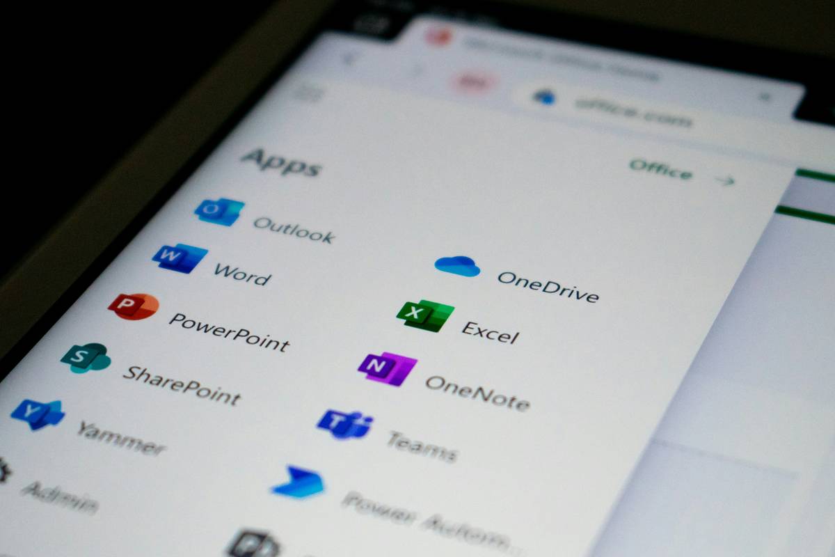 Why You Need a Paper Stock Simulator App Before Risking Real Money